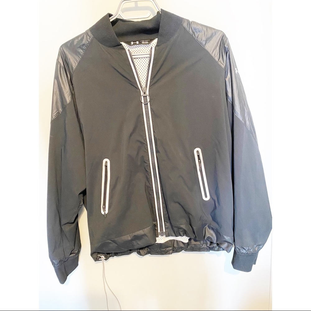 Underarmer wind breaker